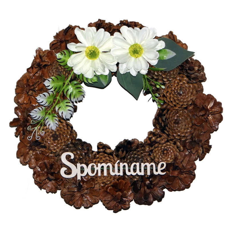 Prírodný šiškový veniec Spomíname 32 cm – lakovaný, s bielymi kvetmi a zelenými listami